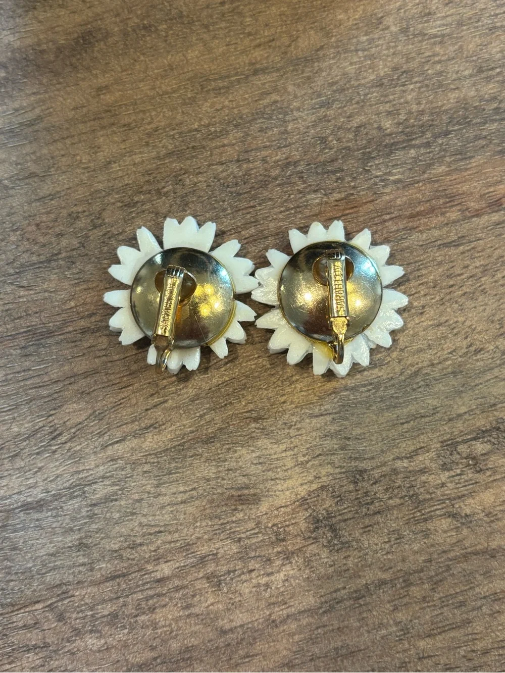 Vintage Sarah Coventry White Daisy Flower Necklace and clip on earrings - Picture 12 of 12